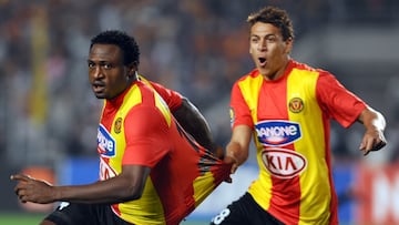 Michael Eneramo celebra un gol con Youssef Msekni del Esperance de Túnez en 2010.