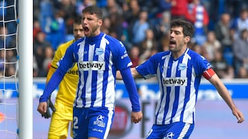 Alaves&#039; Argentinian forward Calleri (L) celebrates after scoring a goal during the Spanish league football match between Deportivo Alaves and CD Leganes at the Mendizorroza stadium in Vitoria on April 7, 2019. (Photo by ANDER GILLENEA / AFP)
