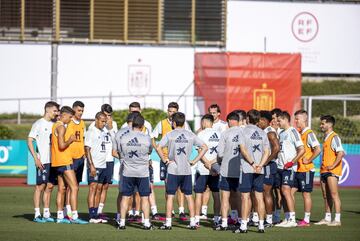 Luis Enrique con el grupo de jugadores.