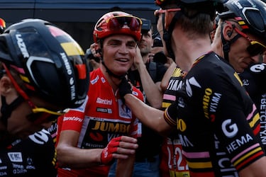 El ciclista de Jumbo-Visma, Sepp Kuss, es felicitado por sus compañeros. 