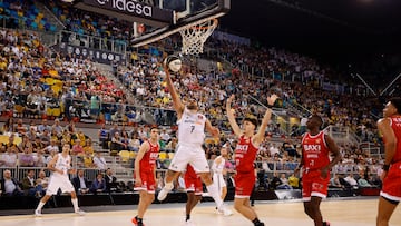 Facundo Campazzo rompe la defensa del Baxi Manresa.