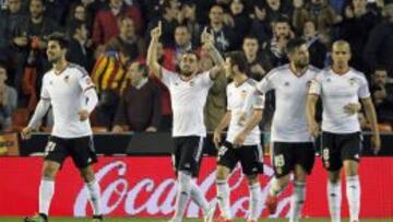 Alcácer celebra el segundo gol del Valencia.
