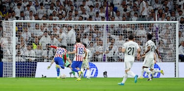 Lookman recibe en posición peligrosa tras la transición rojiblanca, encontrando el espacio justo para encarar la portería en la jugada más determinante del primer tiempo.