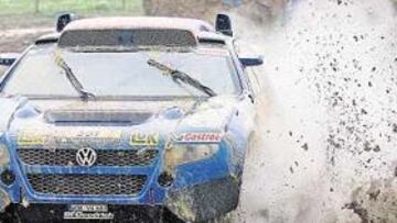 <b>COMO PEZ EN EL AGUA. </b>Carlos Sainz, a bordo del Volkswagen Touareg, ha demostrado ser más rápido que nadie en los enfangados terrenos de las especiales portuguesas.