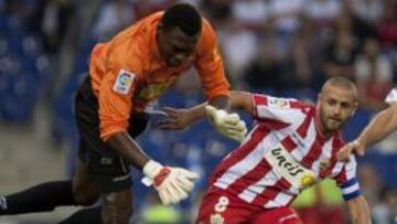 <b>EXCELENTE KAMENI. </b>En su reválida tras el 4-0 recibido en Vila-Real, Carlos Kameni estuvo muy correcto en sus intervenciones. Luis García ayudó una vez más en defensa, como aquí ante Albert Crusat.