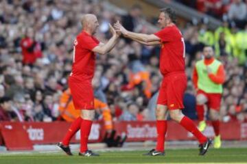 Gary McAllister sustituye a Dietmar Hamann.