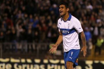 El paso del delantero por el fútbol chileno fue opaco. A pesar de que los hinchas se acuerdan más por su apodo (Charly Good) que por sus goles, el atacante puede jactarse de haber jugado en Universidad de Chile y Universidad Católica. Para desgracia de él, en ninguno de ambos brilló.