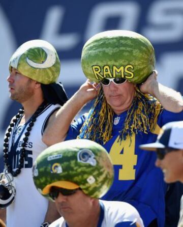 Los fans de los Rams han encontrado al fin una utilidad para las sandías que lanza Keenum todas las semanas: hacerse sombreros.