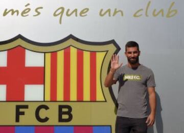 Arda Turan dejó el Atlético Madrid por el Barcelona en una transferencia valorada en 34 millones de euros.