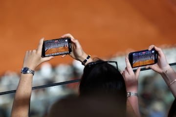 Dos aficionadas graban en vídeo, con sus teléfonos móviles, el partido de segunda ronda de Roland Garros entre Carlos Alcaraz y el neerlandés Jesper de Jong, en la pista Philippe Chatrier. Desde que iniciase su participación en el torneo francés, ante Wolf, Carlitos se ha convertido en uno de los principales centros de atención del público. 