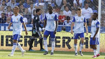Los jugadores del Zaragoza se lamentan tras el primer gol del Cádiz.