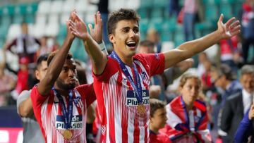 Rodrigo Hernández celebra la Supercopa de Europa con el Atlético.