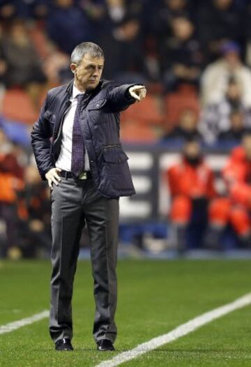 El entrenador del Levante, Lucas Alcaraz, da instrucciones desde la banda durante el partido de Liga en Primera División 