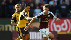 Britain Soccer Football - Burnley v Arsenal - Premier League - Turf Moor - 2/10/16
 Burnley&#039;s Johann Berg Gudmundsson in action with Arsenal&#039;s Alexis Sanchez 
 Reuters / Anthony Devlin
 Livepic
 EDITORIAL USE ONLY.