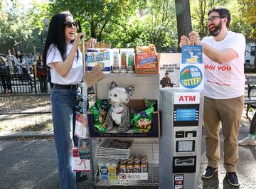 Tompkins Square Park es un parque de cuatro hectáreas del East Side de Manhattan en Nueva York donde se han reunido numerosos perros disfrazados para Halloween.