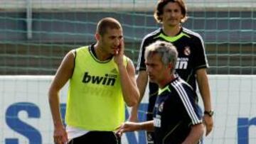 <b>CON EL GRUPO. </b>Mourinho también arropó a Benzema durante el entrenamiento de la tarde de ayer.