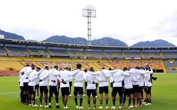 El equipo de Reinaldo Rueda realizó su última práctica en la capital colombiana en el estadio El Campín. Viajarán a Montevideo este martes 5 de octubre y allí continuarán con su preparación para enfrentar a la Selección de Uruguay este jueves 7 de octubre. 