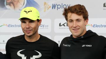 AMDEP9762. BOGOTÁ (COLOMBIA), 29/11/2022.- El español Rafael Nadal (i) posa junto al noruego Casper Ruud en una rueda de prensa hoy, en Bogotá (Colombia). Nadal enfrentará a Ruud en la Copa Electrolit como parte de su gira por Sudamérica. EFE/Carlos Ortega
