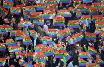 El alemania la afici¨®n se pronunci¨® por los derechos de los gays.