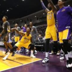 Curry se inclina ante los Lakers en el 'partido del hielo'