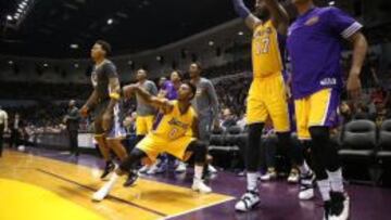 Nick Young lanza un triple.