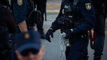 Varios policías durante una protesta de FEMEN en un acto de la familia de psiquiatras Rojas Estapé contra las pseudo terapias de conversión, en el Gran Teatro CaixaBank Príncipe Pío, a 26 de abril de 2025, en Madrid (España). Esta acción directa la lleva a cabo FEMEN aprovechando la 3ª Jornada de Inteligencia Emocional organizada por el catedrático de Psiquiatría y director del Instituto Rojas Estapé, Enrique Rojas, acompañado por sus hijas, la psiquiatra Marian Rojas Estapé y la psicóloga Isabel Rojas Estapé.
26 ABRIL 2025;ACCIÓN;FEMEN;FEMINISTA;PSIQUIATRAS;TERAPIAS;CONVERSIÓN
Jesús Hellín / Europa Press
26/04/2025