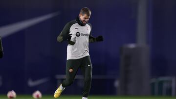 Iñigo Martínez, en un entrenamiento con el Barça.