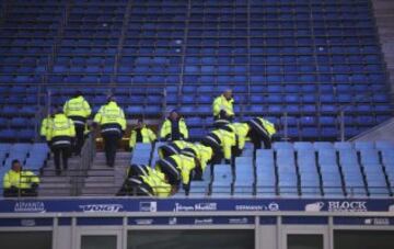 Miembros de seguridad revisan los asientos del estadio Volksparkstadion de Hamburgo. El Borussia Dormund abre con un partido a domicilio ante el Hamburgo la jornada 13 de la Bundesliga, marcada por el deseo de un regreso a la normalidad tras los atentados de París y tras la cancelación del amistoso entre Alemania y Holanda por presunta amenaza terrorista. 