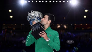 El tenista serbio Novak Djokovic besa el trofeo de campeón del Open de Australia 2020.