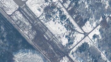 This satellite image released by Maxar Technologies shows an overview of departed troops and equipment in Zyabrovka airfield, near Gomel in Belarus on February 15, 2022. (Photo by Satellite image xA92022 Maxar Technologies / AFP) / RESTRICTED TO EDITORIAL USE - MANDATORY CREDIT "AFP PHOTO / Satellite image xA92022 Maxar Technologies " - NO MARKETING - NO ADVERTISING CAMPAIGNS - DISTRIBUTED AS A SERVICE TO CLIENTS
