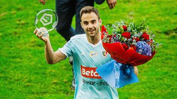 Jorge F&eacute;lix, jugador espa&ntilde;ol del Piast Gliwice, recibe el premio a mejor jugador de la Ekstraklasa.