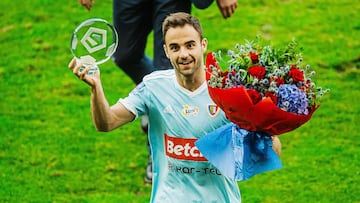 Jorge Félix, jugador español del Piast Gliwice, recibe el premio a mejor jugador de la Ekstraklasa.