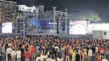 <b>COLÓN SE PREPARÓ PARA LA FIESTA. </b>Miles de personas se agolparon en la plaza madrileña.