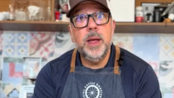 Explica lo que mucha gente hace en Finlandia justo antes de echarse el café: para algunos, raro como poco