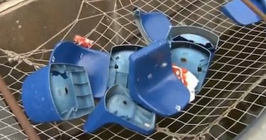 Así dejó la afición del Sevilla parte de la grada del Coliseum