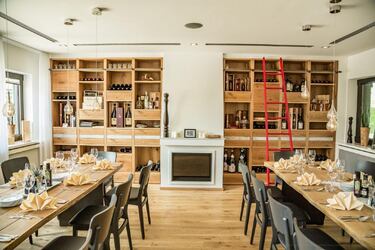 Tiene cinco restaurantes: el elegante restaurante ÖSCH NOIR, el ESSZIMMER (platos internacionales con influencias locales), el RISTORANTE & PIZZERIA HEXENWEIHER (cocina italiana) y el ÖVENTHÜTTE (especialidades alpinas). Y el restaurante pop-up TANÖSHI (cocina japonesa).