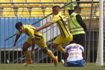 Futbol, Everton vs Universidad Catolica. 
Segunda fecha, campeonato de Clausura 2016/17.
El jugador de Everton Nicolas Orellana, (I) celebra luego de convertir un gol contra Universidad Catolica durante el partido de primera division disputado en el estadio Sausalito de Via del Mar, Ch, cHile.
12/02/2017
Marcelo Hernandez/Photosport
*************

Football, Everton vs Universidad Catolica.   Second date, Closure Championship 2016/17.
Everton's player Nicolas Orellana (L) celebrates after scoring  against Universidad Catolica during the first division football match held at the Sausalito stadium in Via del Mar, Chile.
12/02/2017.
Marcelo Hernandez/Photosport