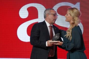 Premio Especial AS a Lydia Valentín. Alejandro Blanco, Presidente del COE.