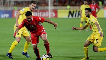 Persepolis&#039; Siamak Nemati (C) fights for the ball with Al-Sadd Gabriel Luis (L) during the AFC Champions League football match Al-Sadd (Qatar) vs Persepolis FC (Iran) at the Azadi Stadium in the Iranian capital Tehran on October 23, 2018. (Photo by A