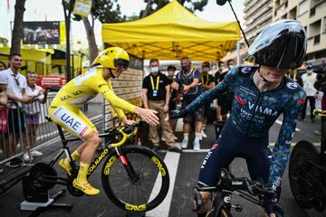 Pogacar y Vingegaard se saludan antes de la salida de la crono de Niza del Tour 2024.