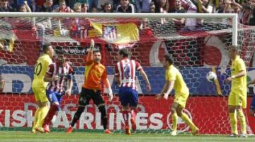 Raúl García marca el 1-0 ante las protestas del Villarreal. 