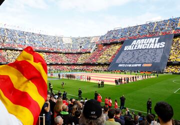 Homenaje de todos los presentes en el estadio del Valencia CF por las vctimas y afectados por la DANA.