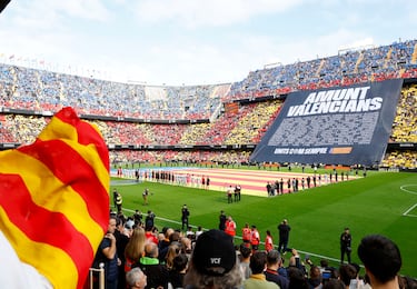 Homenaje de todos los presentes en el estadio del Valencia CF por las víctimas y afectados por la DANA.