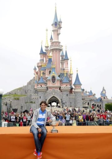 El tenista español Rafael Nadal, en las instalaciones de Eurodisney en París, donde hoy acudió para celebrar su octavo triunfo en el torneo de Roland Garrós tras derrotar ayer en la final a David Ferrer.