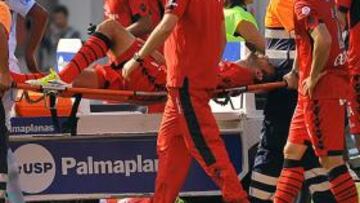 <b>GRAVEDAD. </b>Joao Víctor fue retirado en camilla del campo.