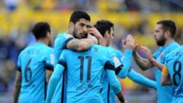 Luis Su&aacute;rez se abraza a Neymar, en el partido ante Las Palmas.