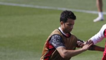 Cicinho, lateral derecho del Sevilla, dej&oacute; el entrenamiento al sentir molestias en la rodilla derecha, la que le ha tendido de baja toda la campa&ntilde;a actual.