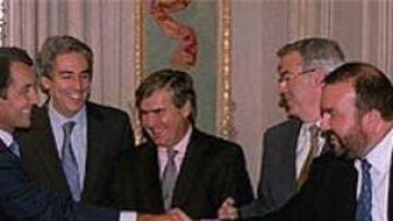 <b>UNIDOS.</b> Alejandro Kindelan (Grupo Recoletos), Antonio Fernandez (El Mundo), José Mª Bergareche (Grupo Correo), Antonio Cambredo (grupo Godo) y José Luis Sainz (Prisacom), este lunes en Madrid.