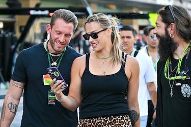 Aryna Sabalenka, jugadora de tenis profesional en el paddock del Gran Premio de Abu Dhabi.