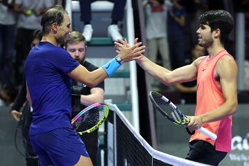 Rafa Nadal y Carlos Alcaraz se saludan tras finalizar el partido. El murciano gana, 6-3, 6-3, al manacorí en la semifinal del Six Kings Slam.